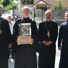 Veșmântul care a acoperit mâna Sf. Ciprian, donat de Parohia Zlătari unei biserici din Ilfov