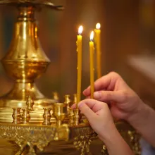 „Nu judeca pe nimeni, ci căuta să înțeleagă”: Patriarhul României, la înmormântarea unui preot devotat și apropiat de cei în nevoi
