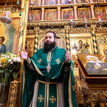 Ieșiți din idolatria performanței! Starețul de la Darvari spune că ne sfințim înfățișându-ne lui Dumnezeu așa cum suntem