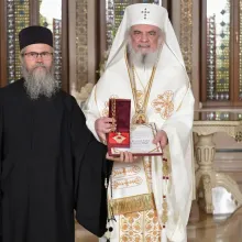 Arhim. Clement Haralam, Mare Eclesiarh al Catedralei Patriarhale, distins cu Crucea Patriarhală