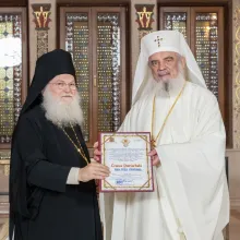 Arhimandritul Efrem Vatopedinul a primit Crucea Patriarhală