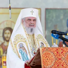 Patriarhul Daniel: Adormirea Maicii Domnului ne trimite cu gândul la finalul vieții noastre și la sfârșitul istoriei