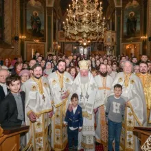 Preasfințitul Părinte Varlaam Ploieșteanul a slujit Duminică la Biserica Zlătari din Capitală, unde l-a instalat paroh pe Părintele Consilier Patriarhal Coordonator Ștefan Sfarghie, care preia ștafeta de la Părintele Consilier Patriarhal Onorific Nicolae Dascălu – atât ca nou paroh al comunității de la Biserica Zlătari, cât și ca nou director al Publicațiilor Lumina.