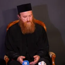 Arhim. Vasile Pîrjol ne îndeamnă să facem din viața noastră lumină