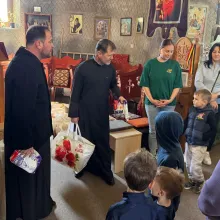 Federația Filantropia a oferit pachete cu alimente pentru copii și vârstnici din două comunități prahovene