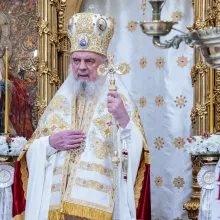 Patriarhul Daniel: Hristos iartă, vindecă și ridică pe cel bolnav din cauza păcatului (Text integral)