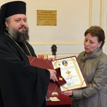 Recunoștință pentru 21 de ani de activitate: O angajată din Administrația Patriarhală, distinsă de Patriarhul Daniel