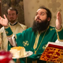 Starețul de la Schitul Darvari ne învață cum să nu pierdem încredințarea că Dumnezeu ne iubește