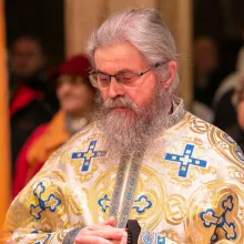 Arhim. Clement Haralam invită credincioșii la slujba de priveghere dedicată Sf. Petru și Pavel la Catedrala Patriarhală