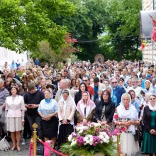 Sute de credincioși au participat la hramul istoric al Mănăstirii Radu Vodă: Sf. Treime este exemplul supremei iubiri