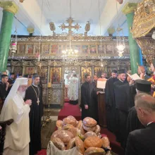 Vecernie în localitatea natală a Patriarhului Ecumenic: Patriarhii României și Bulgariei s-au alăturat în rugăciune