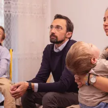 Nevoie de solidaritate cu o familie numeroasă care se apropie de realizarea visului: vindecarea a doi dintre cei 6 copii