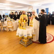 Patriarhul Daniel a sfințit Casa Sărbătoarea, noul centru de cazare și activități al Bisericii Sfântul Spiridon – Nou
