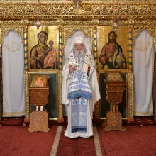 Maica Domnului este pururea prezentă în lume prin rugăciunile ei, subliniază Patriarhul Daniel