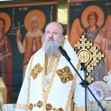 Corabia Bisericii călătorește către limanul mântuirii, explică PS Timotei Prahoveanul la resfințirea unei biserici