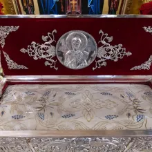 Un veșmânt care a acoperit moaștele Sf. Parascheva va fi așezat spre cinstire la Catedrala Patriarhală